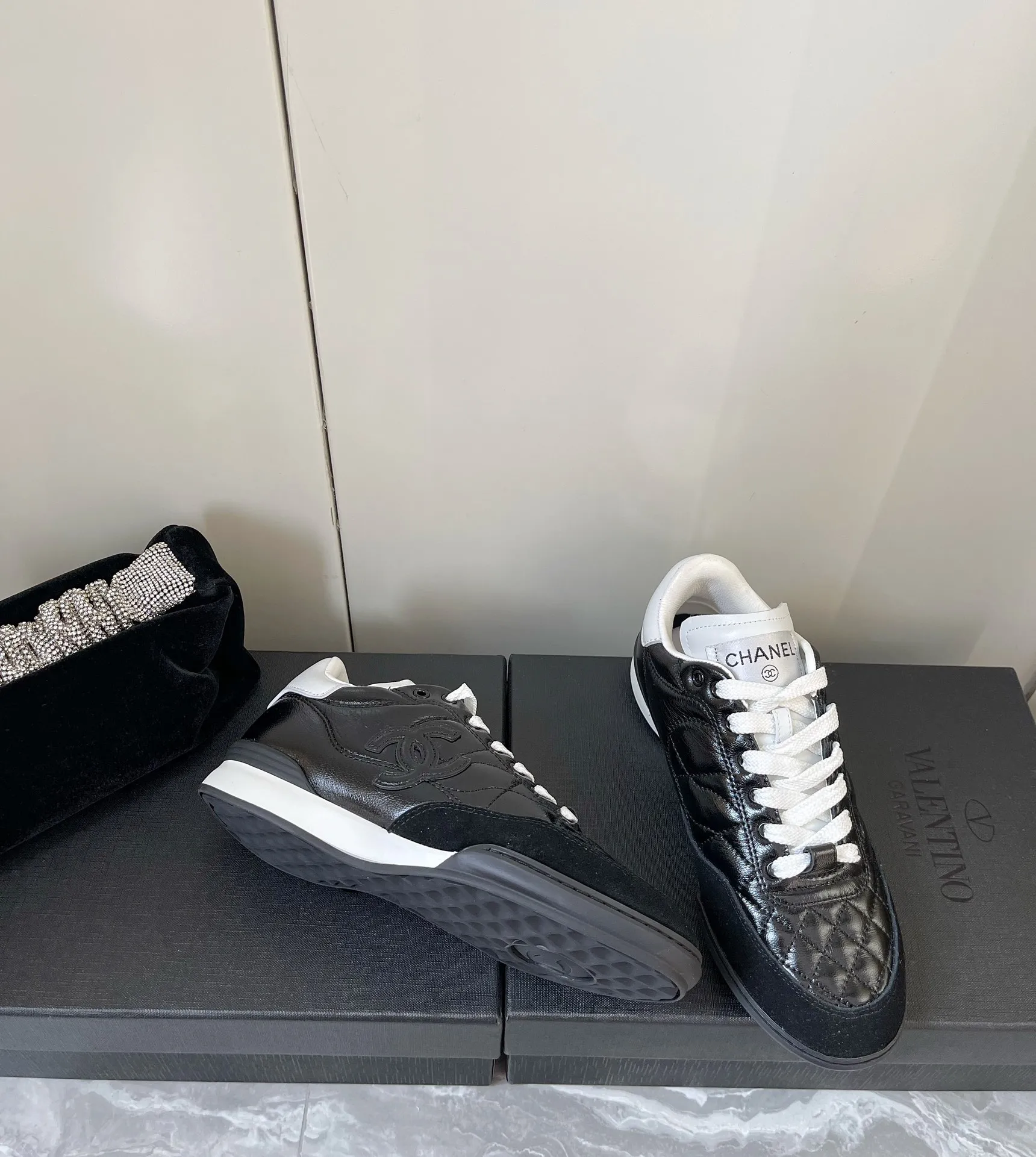 👟👟Ex-factory price 520👟👟 Women's shoes Women's clothing Women's shoes Women's clothing 𝐂𝐇𝐀𝐍𝐄𝐋 Chanel's latest rhombus sports sneakers new color white shoes✔️ Full cowhide leather The new color fabric adds many elements to make it look very delicate. You can make your legs look longer after wearing them. Authentic counter replica It can be said that it is really super good on the feet! Size: 35-40 original packaging